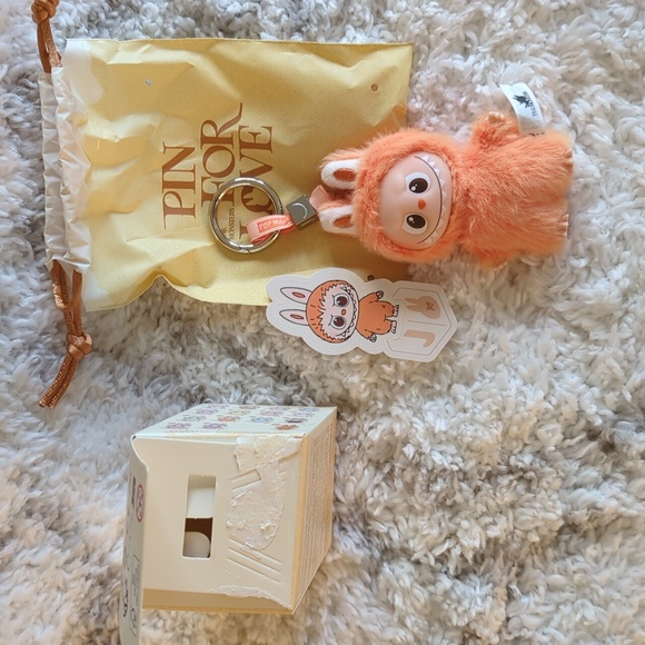 J Pin for Love Series - Vinyl Plush Pendant Labubu, The Monsters, New - Picture 5 of 9